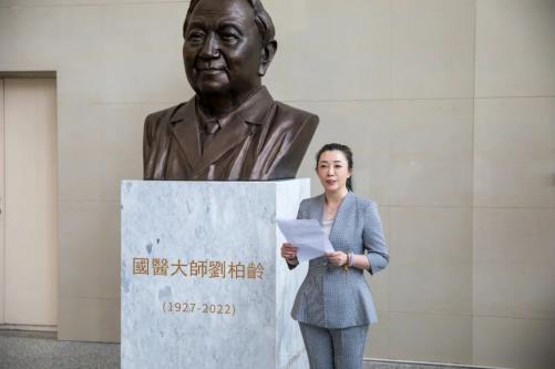 长春人民药业集团向长春中医药大学捐赠国医大师刘柏龄教授雕像